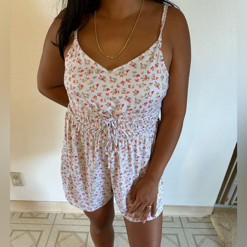 Hollister women’s floral butterfly romper size medium